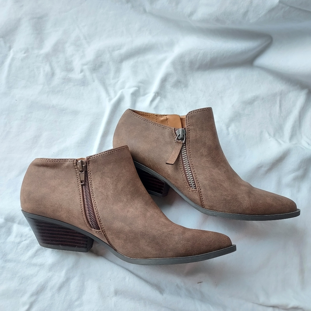 IndigoRd• Women's Brown Leather Zip Booties